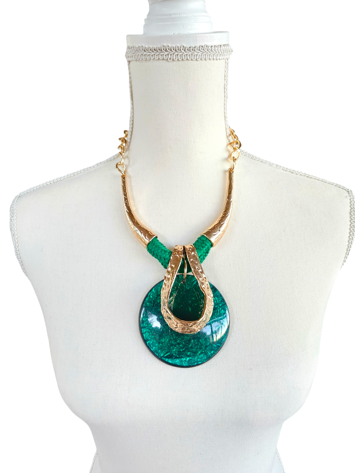 Green retro chunky necklace