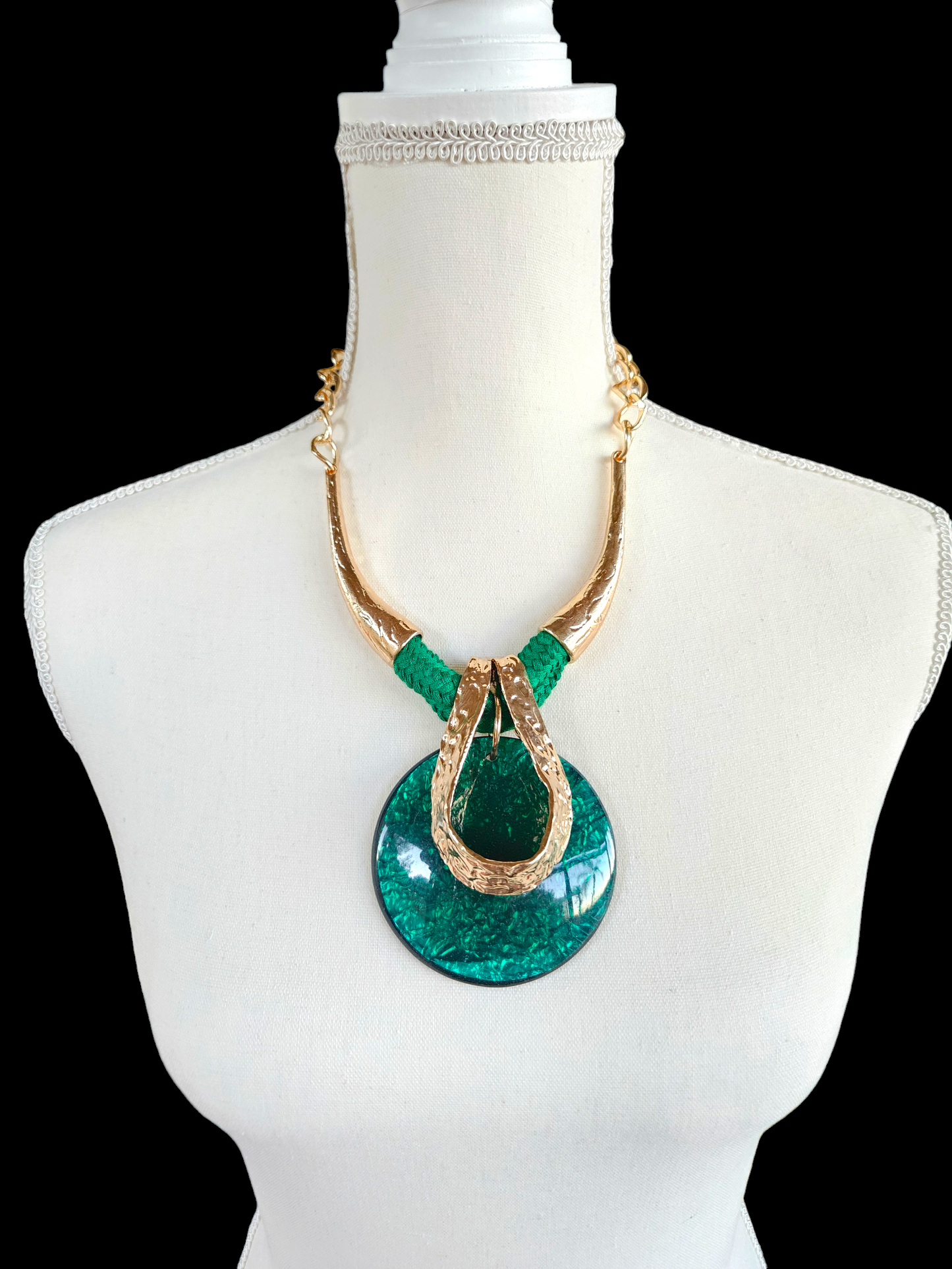 Green retro chunky necklace